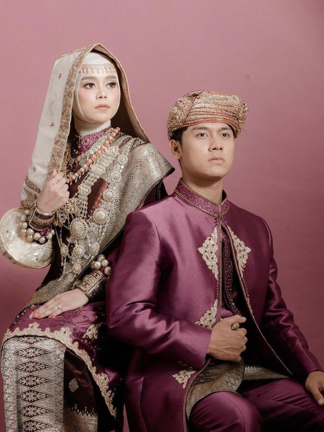Umumkan Segera Menikah, Ini 5 Potret Rizky Billar dan Lesty Kejora Berbusana Minangkabau