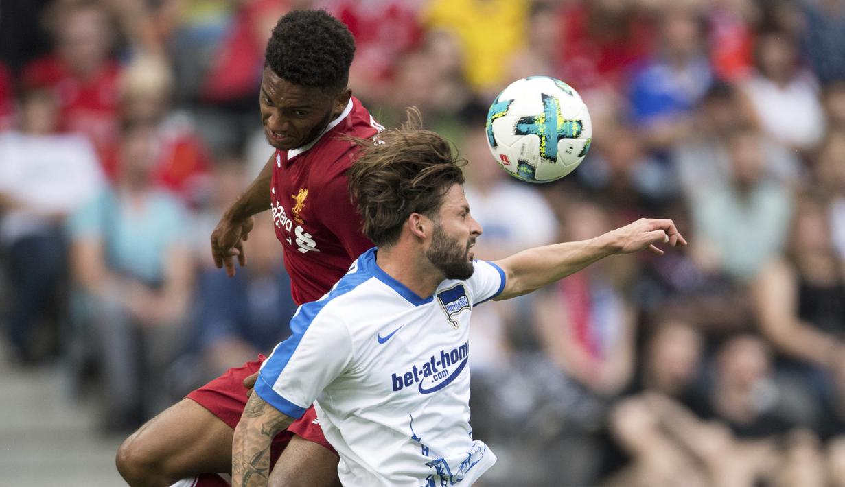 Striker Liverpool, Dominic Solanke, duel udara dengan bek Hertha BSC, Marvin Plattenhardt, pada laga persahabatan di Stadion Olympia, Berlin, Sabtu (29/7/2017). Hertha kalah 0-3 dari Liverpool. (AP/Soeren Stache)