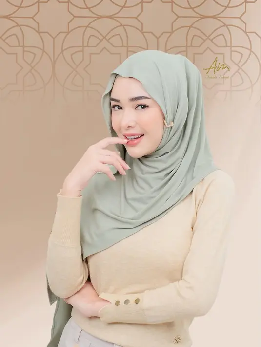 Tidak hanya itu, Amanda juga memadukan hijab pashminanya dengan anting-anting sebagai aksesori pemanis.  [@ambyamandamanopo].