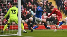 Pemain Liverpool, Federico Chiesa (kanan) berusaha mencetak gol ke gawang Accrington Stanley pada laga lanjutan Piala FA 2024/2025 yang berlangsung di Anfield, Liverpool, Inggris, Sabtu (11/01/2025). (AFP/Oli Scarff)