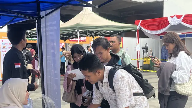 Salah satu pencari kerja di Jakarta Jobfest pada Selasa (19/8/2025) di Velodrome, Rawamangun, Jakarta Timur.