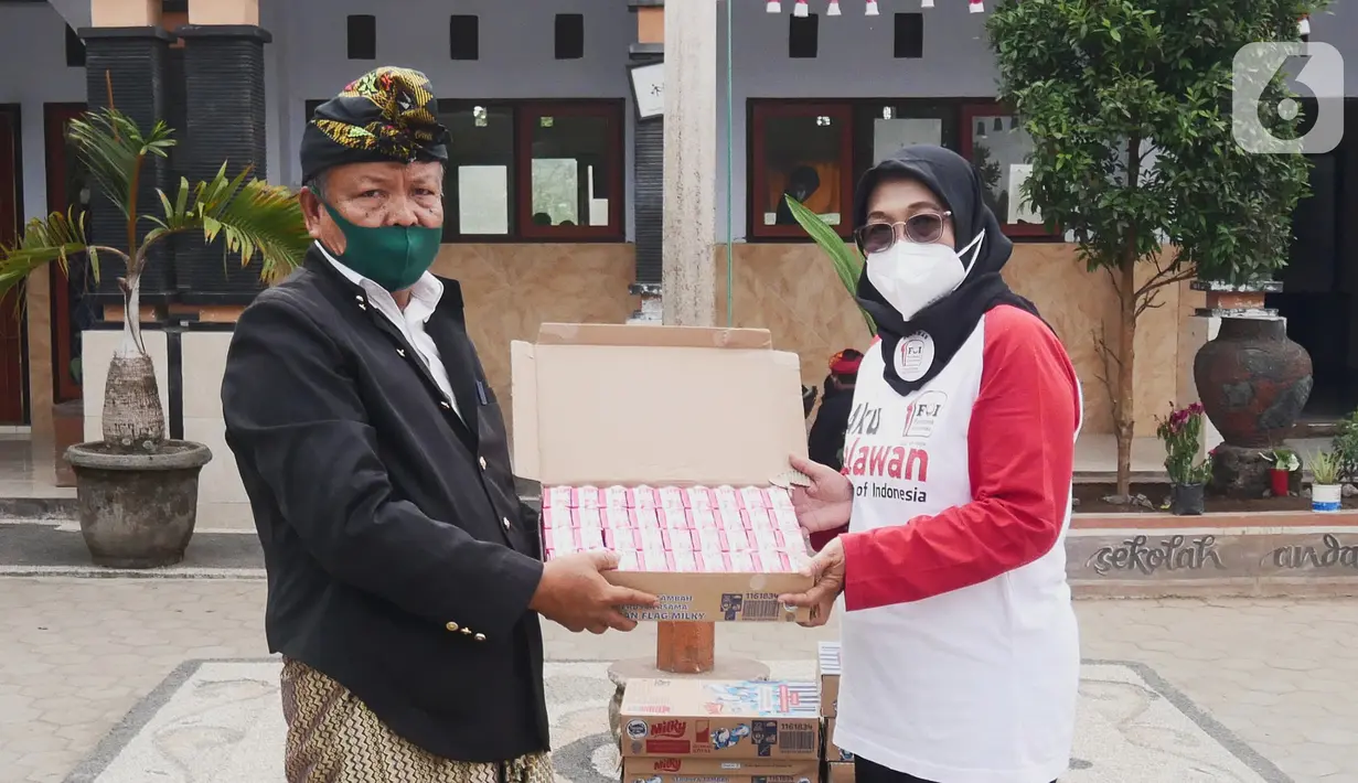 Donasi berupa 100 ribu kotak susu cair anak kepada Foodbank of Indonesia (FOI) sebagai mitra penyalur merupakan momen menyambut Hari Pangan Sedunia pada 16 Oktober. Donasi tersebut hasil dari partisipasi masyarakat pada program Beli 3 Sumbang 1 periode 16 Juli – 15 Agustus 2021.(Liputan6.com/HO/FFI)