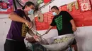 Relawan memasak makanan di dapur umum peduli COVID-19 di kawasan Karet Semanggi, Jakarta, Selasa (13/7/2021). Warga Karet Semanggi mendirikan dapur umum untuk membantu mereka yang sedang isolasi mandiri dan terdampak kebijakan PPKM Darurat. (Liputan6.com/Faizal Fanani)