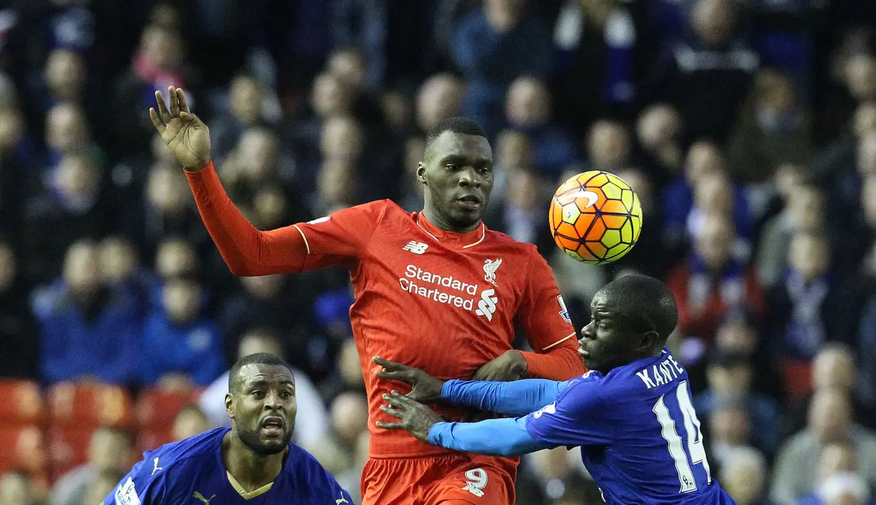 Penyerang Liverpool, Christian Benteke (tengah) mencoba merebut bola dari pemain Leicester City, N'Golo Kante (kanan) pada liga Premier Inggris di Stadion Anfield, Liverpool, Sabtu (26/12/2015). Liverpool menang 1-0. (AFP Photo/Lindsey Parnaby)