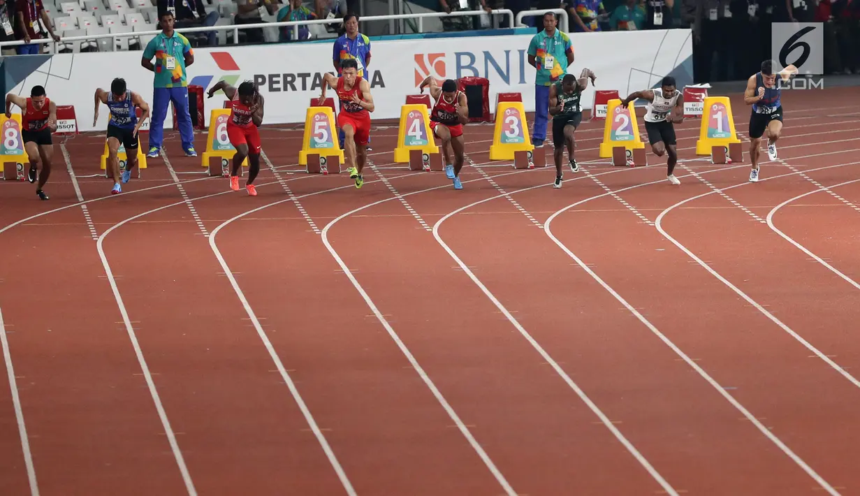 Delapan sprinter saat start pada semifinal atletik Asian Games 2018 nomor 100 meter putra di Stadion Utama GBK, Jakarta (26/8). Lalu Muhammad Zohri lari di lintasan no 4. (Liputan6.com/Fery Pradolo)