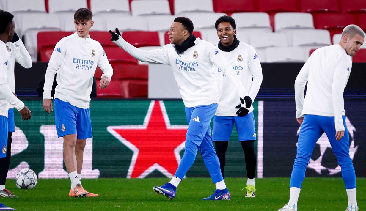 Saat ini, Real Madrid berada di posisi ketiga klasemen sementara league phase Liga Champions 2025-2026. Tampak dalam foto, penyerang Real Madrid asal Prancis, Kylian Mbappe (tengah) memberi isyarat saat sesi latihan jelang matchweek kedelapan Liga Champions 2025-2026 melawan SL Benfica di stadion Luz, Lisbon pada Selasa 27 Januari 2026. (FILIPE AMORIM/AFP)