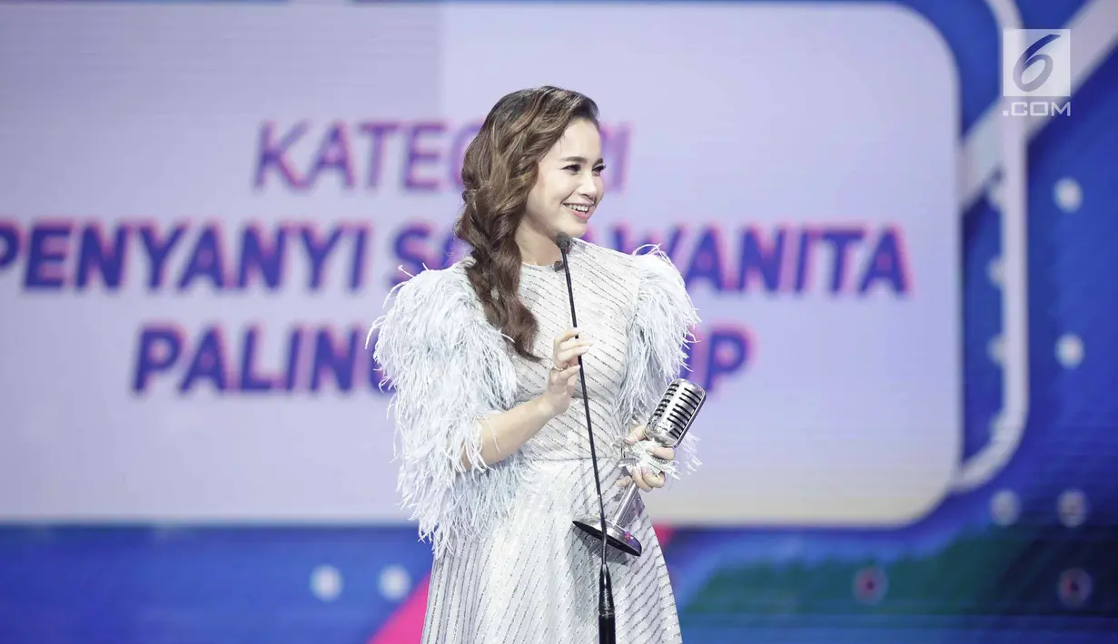 Rossa memberi sambutan saat menerima penghargaan kategori Penyanyi Solo Wanita Paling Ngetop dalam acara SCTV Music Awards 2018 di Studio 6 Emtek, Jakarta, Jumat (27/4). (Liputan6.com/Faizal Fanani)