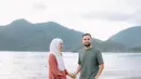 Tak hanya itu saja, Shireen Sungkar dan Teuku Wisnu terlihat menghabiskan waktu di Pantai Lampuuk. Keduanya juga tampak menjalani pemotretan bersama di pantai berpasir putih tersebut. (Liputan6.com/IG/@shireensungkar)