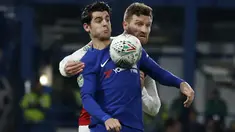 Pemain Chelsea, Alvaro Morata (kiri) berebut bola dengan bek Arsenal, Shkodran Mustafi pada laga leg pertama semifinal Piala Liga Inggris di Stamford Bridge, London, (10/01/2018). (AFP/Ian Kington)