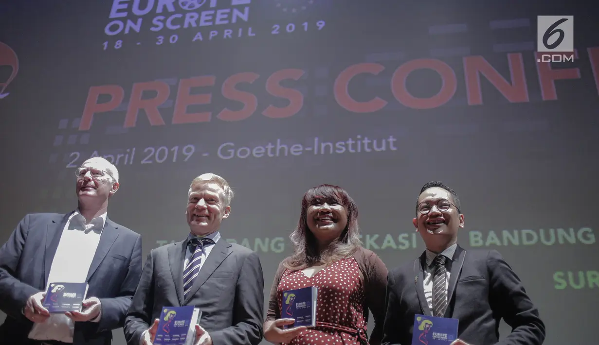 Duta Besar Uni Eropa untuk Indonesia Vincent Guerend (kedua kiri), Direktur Goethe-Institut Stefan Dreyer (kiri) serta Festival Co-Director Meninaputri Wismurti (dua kanan) dan Nauval Yazid usai konferensi pers jelang Europe on Screen di Jakarta, Selasa (2/4). (Liputan6.com/Faizal Fanani)