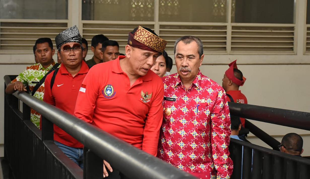 Ketum PSSI, Mochamad Iriawan, berdiskusi saat berkunjung ke Stadion Utama Riau, Pekanbaru, Kamis (13/2). Stadion ini menjadi satu dari sebelas stadion yang dinominasikan sebagai tuan rumah Piala Dunia U-20 2021. (Dok PSSI)