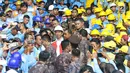 Para pekerja konstruksi berebut foto dengan Presiden Joko Widodo (Jokowi) di Stadion GBK, Jakarta, Kamis (19/10). Jokowi akan menyaksikan sertifikasi 9.700 tenaga kerja konstruksi di seluruh Indonesia secara serentak. (Liputan6.com/Angga Yuniar)