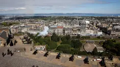 Resimen Artileri Kerajaan ke-105 menembakkan meriam untuk menandari proklamasi Raja Charles III di Kastil Edinburgh, Edinburgh, Skotlandia, Sabtu (10/9/2022). Tembakan meriam itu sesuai instruksi yang sebelumnya diumumkan pada acara proklamasi di St. James Palace, London. (Odd ANDERSEN/AFP)