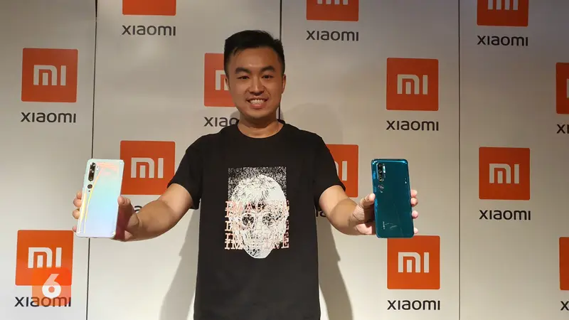 Country Director Xiaomi Indonesia Alvin Tse memamerkan Xiaomi Mi Note 10 Pro yang dirilis di Indonesia, Sabtu (4/1/2020).