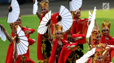 Ratusan Penari menyuguhkan pementasan tarian massal Jejer Kembang Menur di Istana Merdeka, Jakarta, Kamis (17/8). Jejer Kembang Menur merupakan tarian massal dari Banyuwangi. (Liputan6.com/Pool)