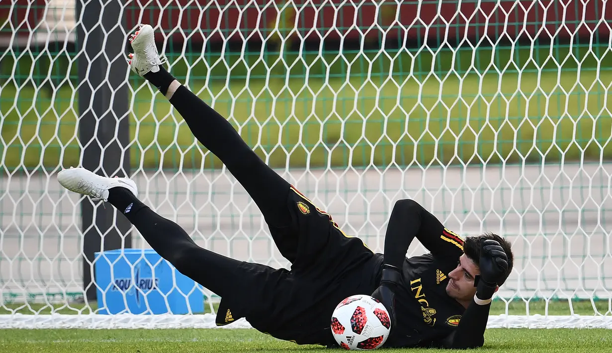 Kiper Belgia, Thibaut Courtois berusaha menangkap bola saat mengikuti latihan tim di Dedovsk, Moskow, (8/7). Belgia akan bertanding pada semifinal Piala Dunia 2018 melawan Prancis. (AFP Photo/Franck Fife)
