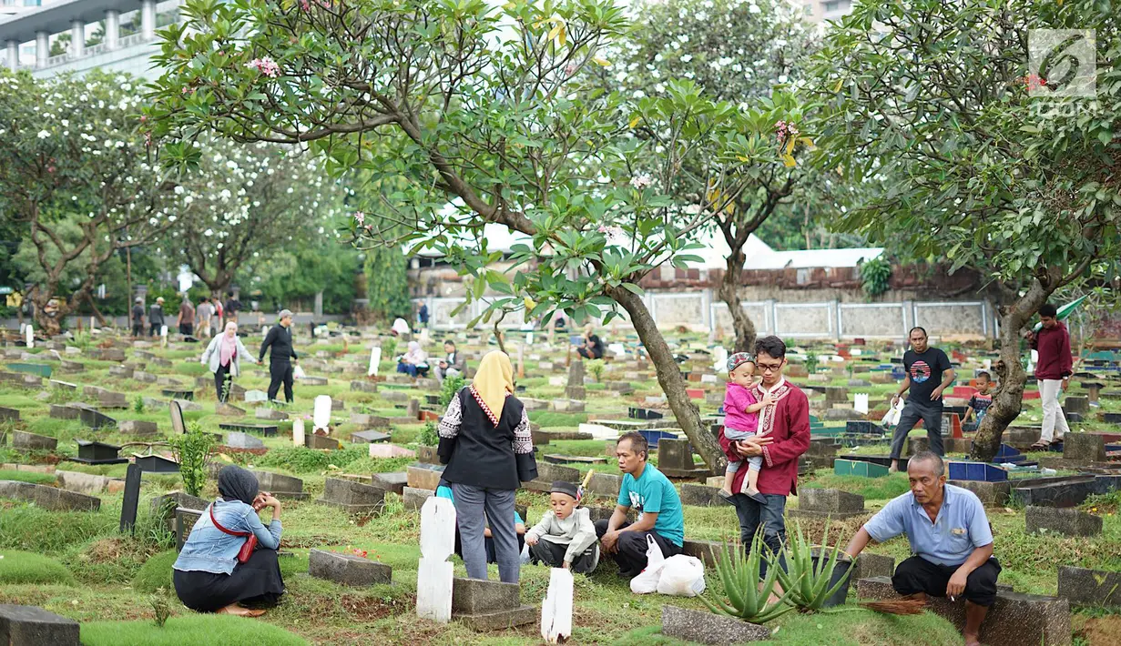 Warga memanjatkan doa di TPU Karet Bivak, Jakarta, Sabtu (4/5). Menjelang Bulan Ramadan, sejumlah TPU di Ibukota ramai dikunjungi warga untuk berziarah yang menjadi tradisi setiap tahun. (Liputan6.com/Immanuel Antonius)