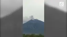 Asap kelabu dan abu tipis keluar setinggi 500 hingga 700 meter dari Gunung Agung, Karangasem, Bali, pukul 17.05 WITA (21/11).