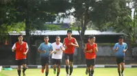 Meru Kimura (dua dari kanan) saat berlatih dengan Bali United Youth di Lapangan Karya Manunggal Sidakarya beberapa waktu lalu. Rans Cilegon FC mendapatkan jasanya dengan durasi kontrak 3 tahun. (Bola.com/Maheswara Putra)