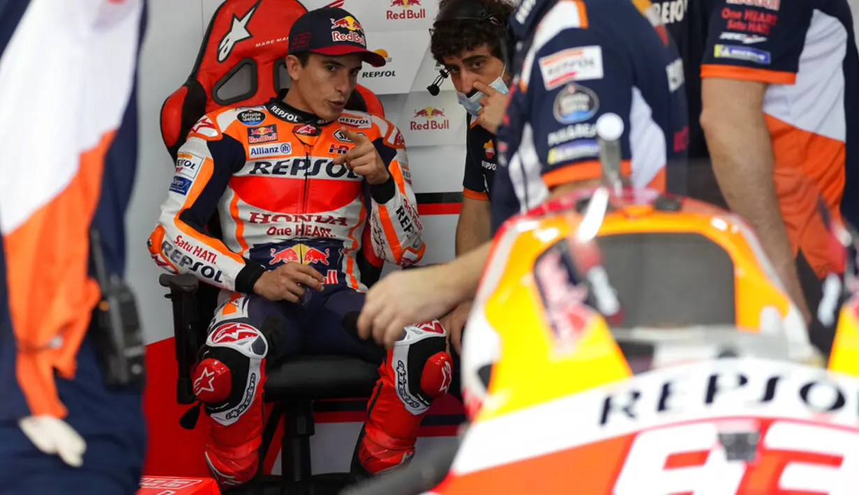 Pembalap Repsol Honda asal Spanyol Marc Marquez bersiap sebelum sesi latihan bebas pertama di Pertamina Mandalika International Street Circuit, Mandalika, Lombok Tengah, Nusa Tenggara Barat, Jumat (18/3/2022). (AP Photo/Achmad Ibrahim)