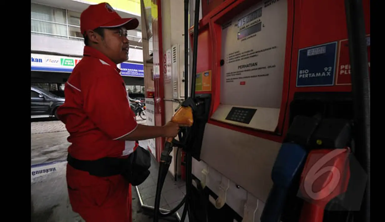 PT Pertamina (Persero) menilai, pajak daerah melalui Pajak Bahan Bakar Kendaraan Bermotor (PBBKB) menjadi penyebab terjadinya perbedaan harga BBM, Jakarta, Senin (19/1/2015). (Liputan6.com/Miftahul Hayat)