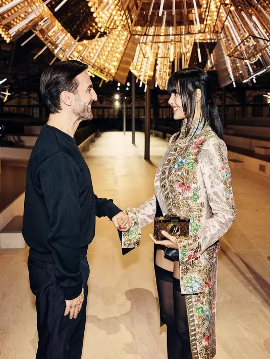 Lisa BLACKPINK tampil mengenakan jaket bermotif bunga multi-warna, dipadukannya dengan hot pants. [Foto: Instagram/lalalalisa_m]