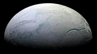 Tethys memiliki permukaan es dengan beberapa bercak merah terbentang ratusan mil jauhnya. Lantas, bagaimana dengan wujud Encelandus?