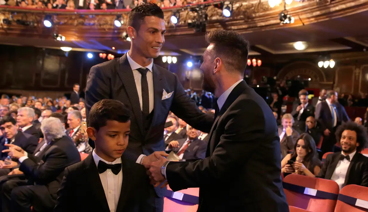 Bintang Real Madrid Cristiano Ronaldo mendapat ucapan selamat dari bintang Argentina, Lionel Messi usai meraih pemain terbaik pada acara The Best FIFA Football Awards 2017 di London, Senin (23/10). Ronaldo mengalahkan Messi dan Neymar. (AP/Alastair Grant)