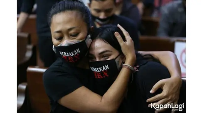 6 Potret Jerinx saat Hadiri Sidang Putusan, Didampingi Istri Tercinta
