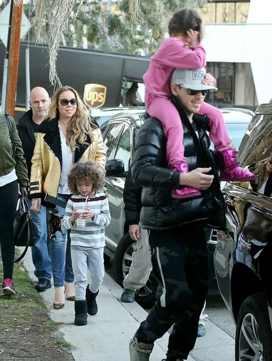 Tertangkap kamera Bryan tengah menggendong anak Mariah di kawasan Los Angels dan mengantarnya untuk mengikuti kelas Gym. Hal ini menjadi pertanda dan bukti kedekatan Mariah dan Bryan sudah semakin serius. (doc.dailymail.com)