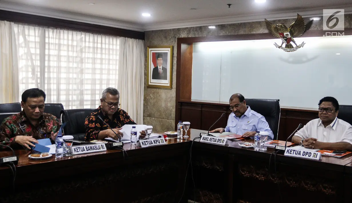 Suasana pertemuan DPD dengan KPU dan Bawaslu di Kompleks Parlemen, Senayan, Jakarta, Selasa (24/7). Pertemuan membahas tentang putusan Mahkamah Konstitusi terkait pengurus partai yang tidak bisa menjadi calon anggota DPD. (Liputan6.com/Johan Tallo)