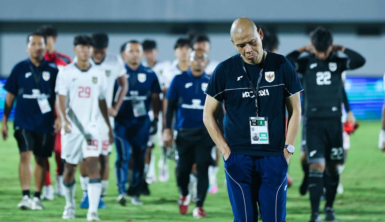 Hasil ini menjadi catatan penting bagi pelatih Nova Arianto menjelang persiapan menuju Piala Asia U-17 2026. Tampak dalam foto, pelatih Timnas Indonesia U-17, Nova Arianto tertunduk usai memimpin tim asuhannya bertanding melawan China dalam laga uji coba di Indomilk Arena, Tangerang, Banten, Minggu (8/2/2026). (Bola.com/M Iqbal Ichsan)