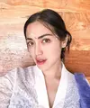 Melukat jadi tradisi di Bali yang belakangan dilakukan masyarakat sebagai bentuk pembersihan diri. Artis Jessica Iskandar pun turut melakukan ritual melukat di Bali. [instagram/inijedar]