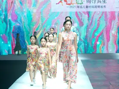 Model cilik menampilkan kreasi busana dalam sebuah peragaan busana di Hangzhou, China (24/8/2020). Peragaan busana tersebut diadakan sebagai bagian dari ajang China International Kids Fashion Week yang sedang berlangsung saat ini, menampilkan tren mode untuk pakaian anak-anak. (Xinhua/Chen Jianli)
