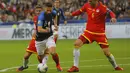 Penyerang Prancis, Olivier Giroud saat dilanggar bek Andorra, Marc Rebes selama pertandingan grup H Kualifikasi Euro 2020 di Stade de France di Saint Denis, Paris (10/9/2019). Prancis menang telak 3-0 atas Andorra. (AP Photo/Michel Euler)