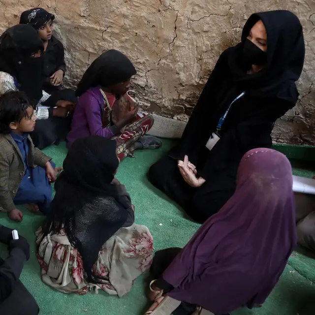 Angelina Jolie mengunjungi Yaman. (Instagram resmi UNHCR/ refugees)