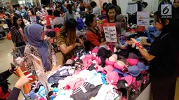 Pengunjung memilih barang obral di Gerai Matahari Mall di Taman Anggrek, Jakarta, Sabtu (25/11). Jelang ditutup permanen, Matahari Mall menggelar diskon besar-besaran, gerai Matahari di Taman Anggrek akan ditutup (3/12/2017). (liputan6.com/Angga Yuniar)