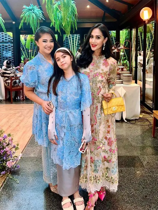 Selain Marini Zumarnis, hadir juga artis senior Diah Permatasari yang juga tampil cantik menawan di pernikahan ibunda Marshanda. "Ketemu Lagi Sama Si Cantik Setelah skian lama shooting bareng @marshanda99,"  tulis dps_diahpermatasari [Instagram/dps_diahpermatasari]