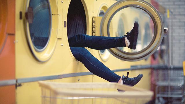 Tips Mencuci Kering Sepatu di Musim Penghujan