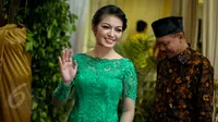 Selvi Ananda tampil cantik dengan kebaya hijau saat menyambut kedatangan keluarga Presiden Joko Widodo, Jawa Tengah, Selasa (9/6/2015). Keluarga Selvi menerima lamaran dari keluarga Presiden Jokowi. (Liputan6.com/Faizal Fanani)