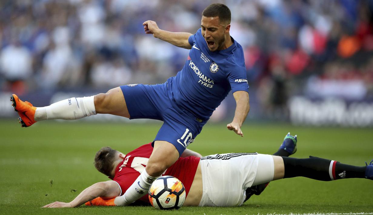 Penyerang Chelsea, Eden Hazard, terjatuh saat melawan Manchester United pada laga final Piala FA 2017-2018 di Stadion Wembley, Sabtu (19/5/2018). Chelsea menang 1-0 atas Manchester United. (AP/Nick Potts)