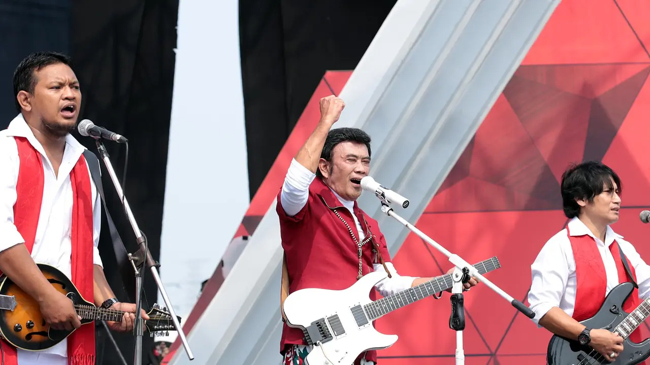 [Bintang] Konser Kemerdekaan, Rhoma Irama Berikan Gitar Tua untuk Fans