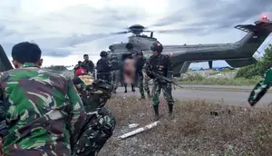 Pasukan TNI diserang KKB saat patroli di Distrik Kenyam, Nuda, Papua, Kamis (26/11/2020). Tiga prajurit yang terluka dievakuasi menggunakan helikopter. (Dok Puspen TNI)