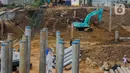 Aktivitas pekerja proyek pembangunan Pasar Senen Blok I dan II di kawasan Pasar Senen, Jakarta Pusat, Rabu (11/3/2020). Pasar Senen Blok I dan II yang menempati lahan seluas 69.600 meter persegi tersebut dibangun kembali setelah kebakaran pada 2017.  (Liputan6.com/Faizal Fanani)