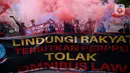 Massa buruh dengan berbagai atribut melakukan unjuk rasa menolak UU Omnibus Law Cipta Kerja di area Patung Kuda, Jakarta, Rabu (28/10/2020). Bertepatan dengan Hari Sumpah Pemuda, mereka menuntut Presiden Joko Widodo menerbitkan Perppu guna membatalkan UU Cipta Kerja. (Liputan6.com/Faizal Fanani)
