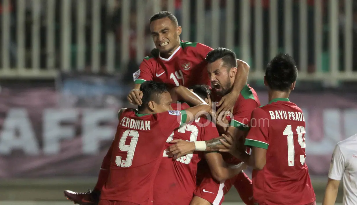 Ekspresi bahagia para pemain Timnas Indonesia  merayakan gol Hansamu pada laga Semi-final AFF Suzuki Cup 2016 melawan Vietnam di Stadion Pakansari, Bogor, (03/12/2016). (Bola.com/Nicklas Hanoatubun)