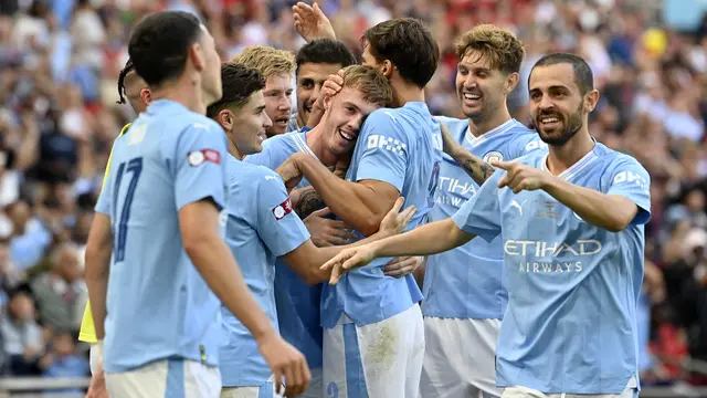 Gelandang Manchester City, Cole Palmer, mencetak gol ke gawang Arsenal di Community Shield 2023.
