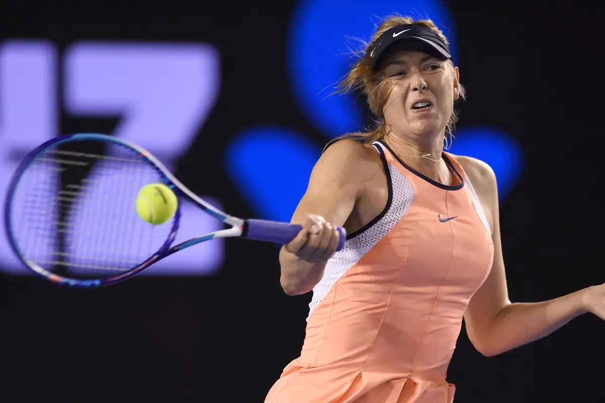 Petenis Rusia, Maria Sharapova, comeback dari sanksi 15 bulan menghadapi Roberta Vinci pada babak pertama Stuttgart Grand Prix, Rabu (26/4/2017). 