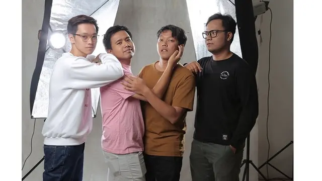6 Potret Joshua Suherman dan Pemain Yowis Ben, Kompak Banget