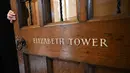 Pintu yang mengarah ke Menara Elizabeth, yang lebih dikenal dengan nama Big Ben, dibuka lebar di dalam Gedung Parlemen London pada 22 Oktober 2025. (Justin TALLIS/AFP)